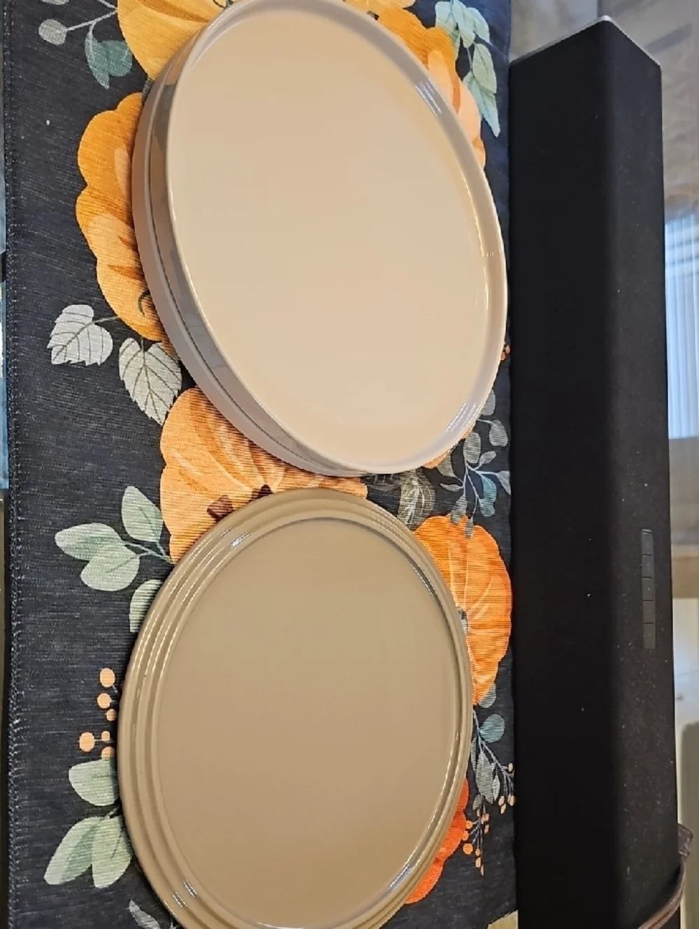 Villeroy & Boch Neutral Ceramic Wall Plate Trio in Beige and Cream